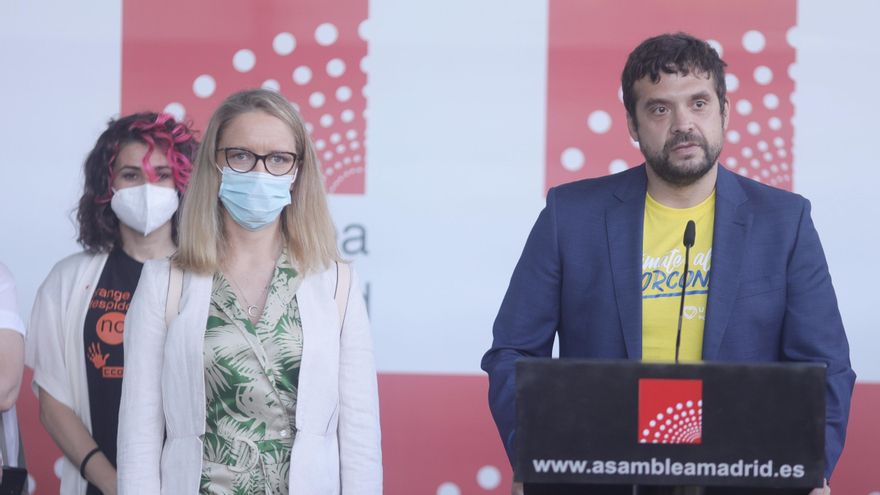 El coordinador de Podemos Madrid, Jesús Santos, la nueva portavoz de Unidas Podemos, Carolina Alonso, y (en el fondo) Vanesa Lillo, de IU.