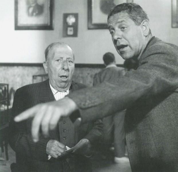 El director  da instrucciones a José Isbert en 'Bienvenido Mister Marshall'.