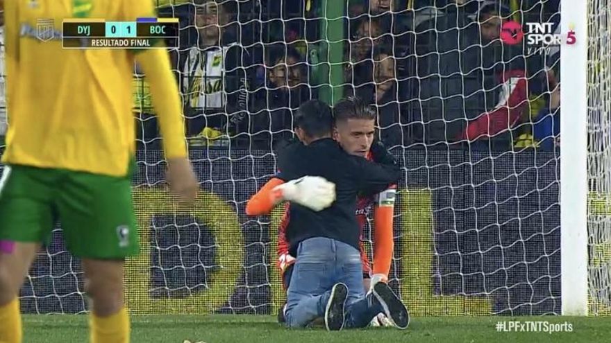 Cruzada para ubicar al niño que ingresó a la cancha a abrazar al arquero de Defensa tras la derrota con Boca