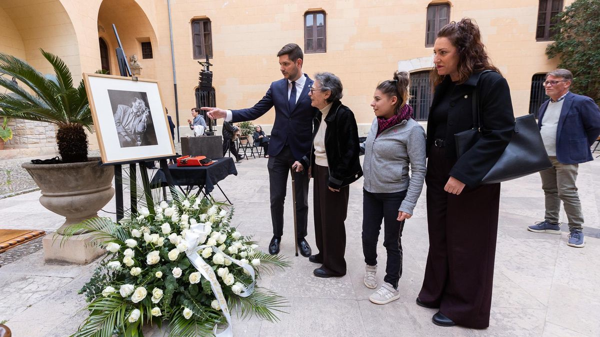 La màquina d'escriure i les ulleres de Josep Piera presideixen un adeu multitudinari a l'últim dels grans autors de Gandia