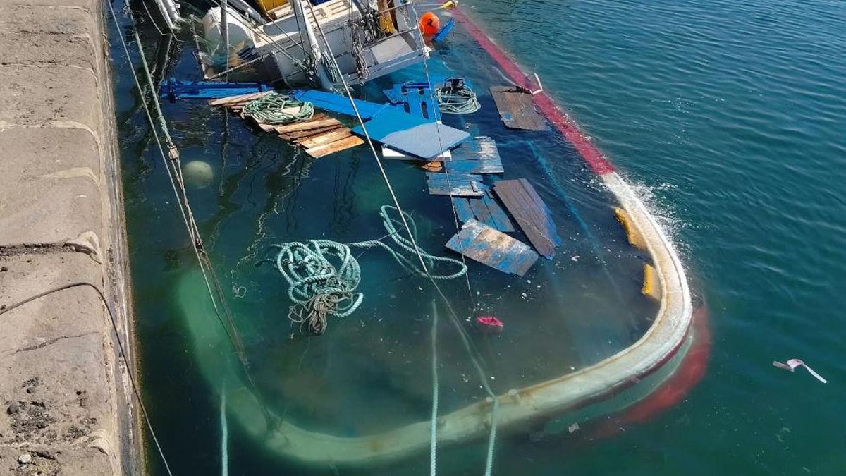 Prealerta por contaminación marina tras el hundimiento de un atunero en el puerto de Arrecife