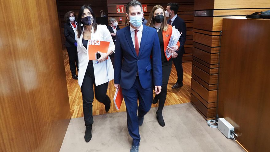 Tudanca recuerda "la historia negra del PP en Castilla y León" en el inicio de una moción de censura de resultado incierto