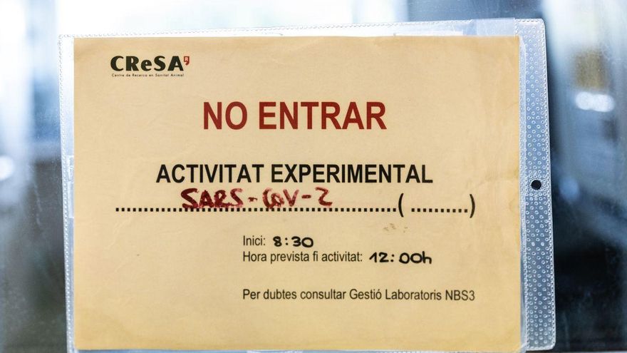 Cartel advirtiendo que en ese laboratorio se está experimentando con el SARS-CoV-2
