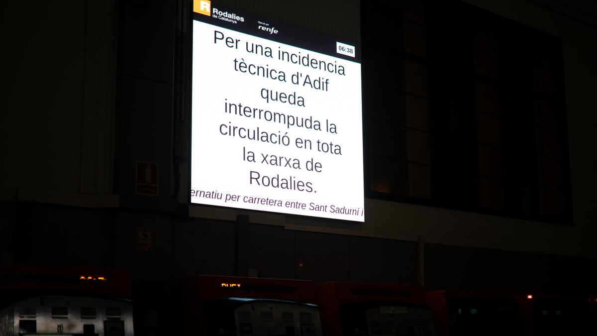 Pantalla en la estación de Fabra i Puig (Barcelona) donde informa del corte en el servicio de Rodalies de este lunes