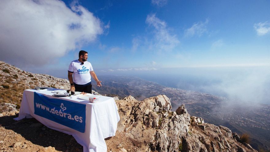 Dani García sorprende cocinando un menú solidario en la cima de Marbella