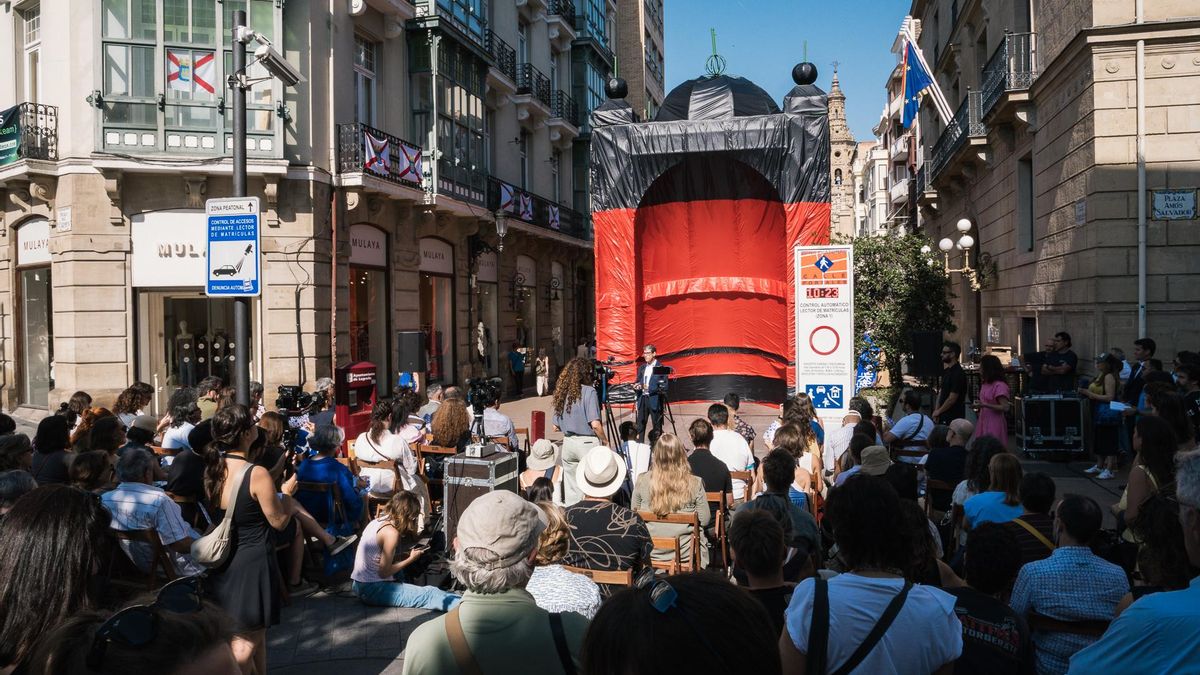 El Arco de San Bernabé se transforma en un gran traje regional para abrir el festival Concéntrico de Logroño
