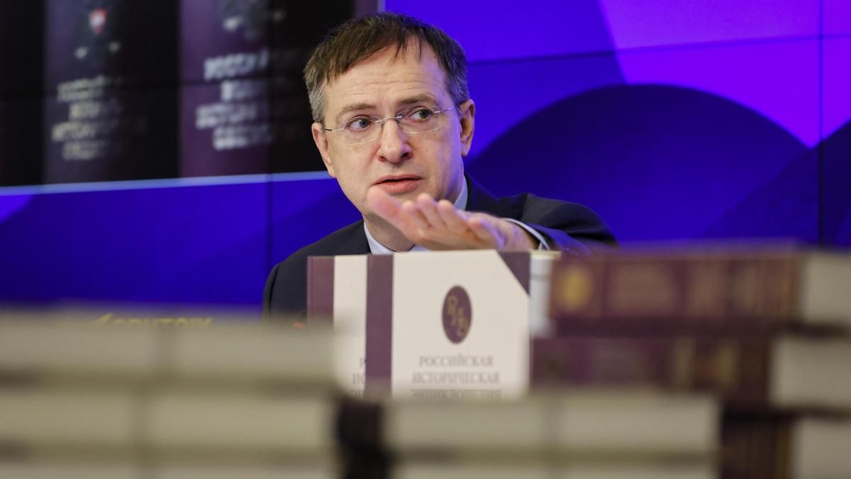El asistente del presidente de la Federación Rusa, Vladímir Medinski, habla durante la presentación de la colección completa de la Enciclopedia Histórica Rusa en Moscú el 2 de diciembre de 2024.