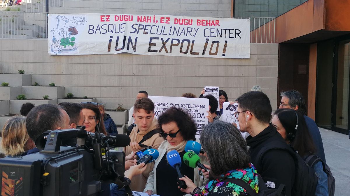 CrÍticos contra el proyecto a la entrada del edificio.