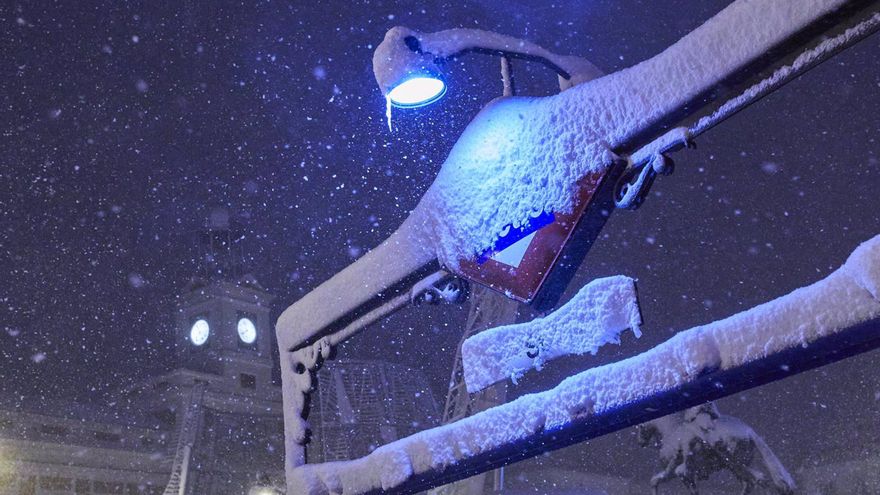 Estación de metro del centro de la capital cubierta de nieve tras el paso de la borrasca Filomena, en Madrid (España) a 9 de enero de 2021