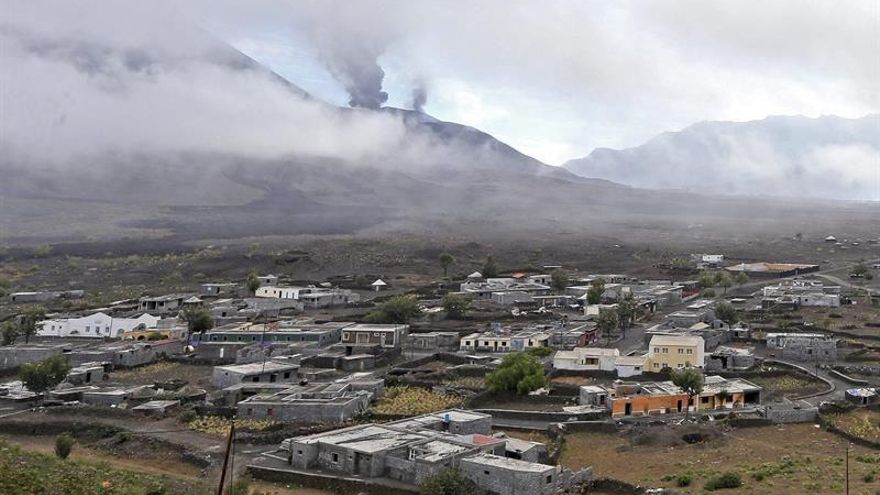 La erupción del volcán de Fogo frente a Chã das Caldeiras.