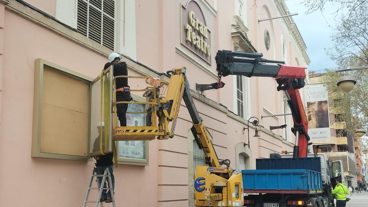 Trabajos para retirar los actuales soportes con la programación del Gran Teatro, que se sustituirá en unas semanas por una pantalla digital.