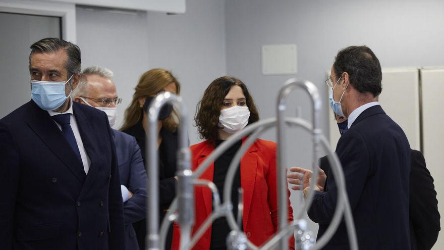 La presidenta de la Comunidad de Madrid, Isabel Díaz Ayuso (centro), acompañada del consejero de Justicia, Interior y Víctimas, Enrique López (1i), durante su visita a la nueva sede del Instituto de Medicina Legal y Ciencias Forenses, en Madrid (España).