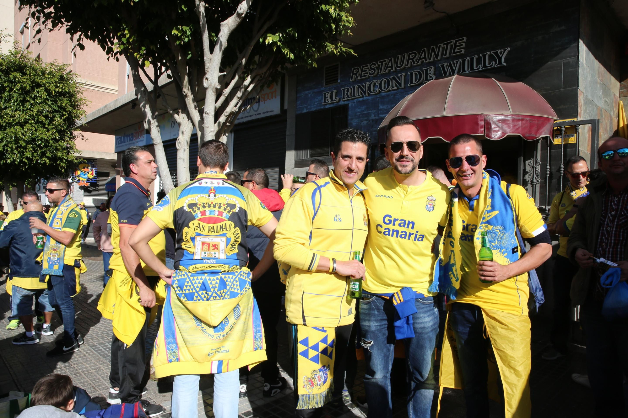 Aficionados antes de entrar en el Estadio de Gran Canaria.
