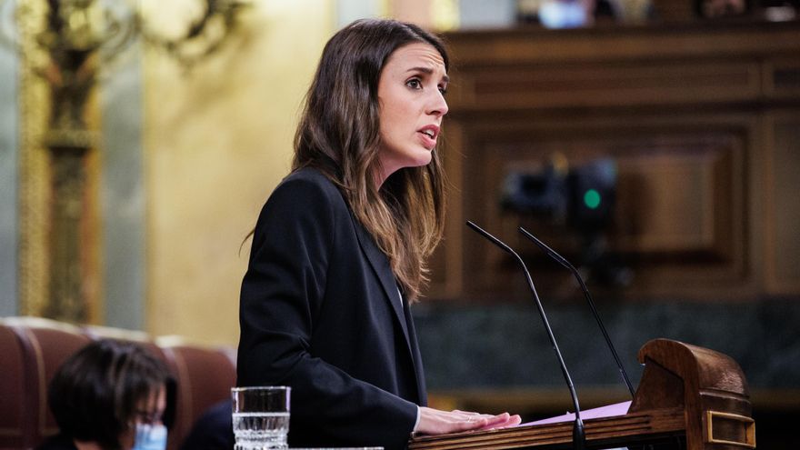 La ministra de Igualdad, Irene Montero, interviene en una sesión plenaria en el Congreso de los Diputados, a 24 de noviembre de 2021, en Madrid, (España).
