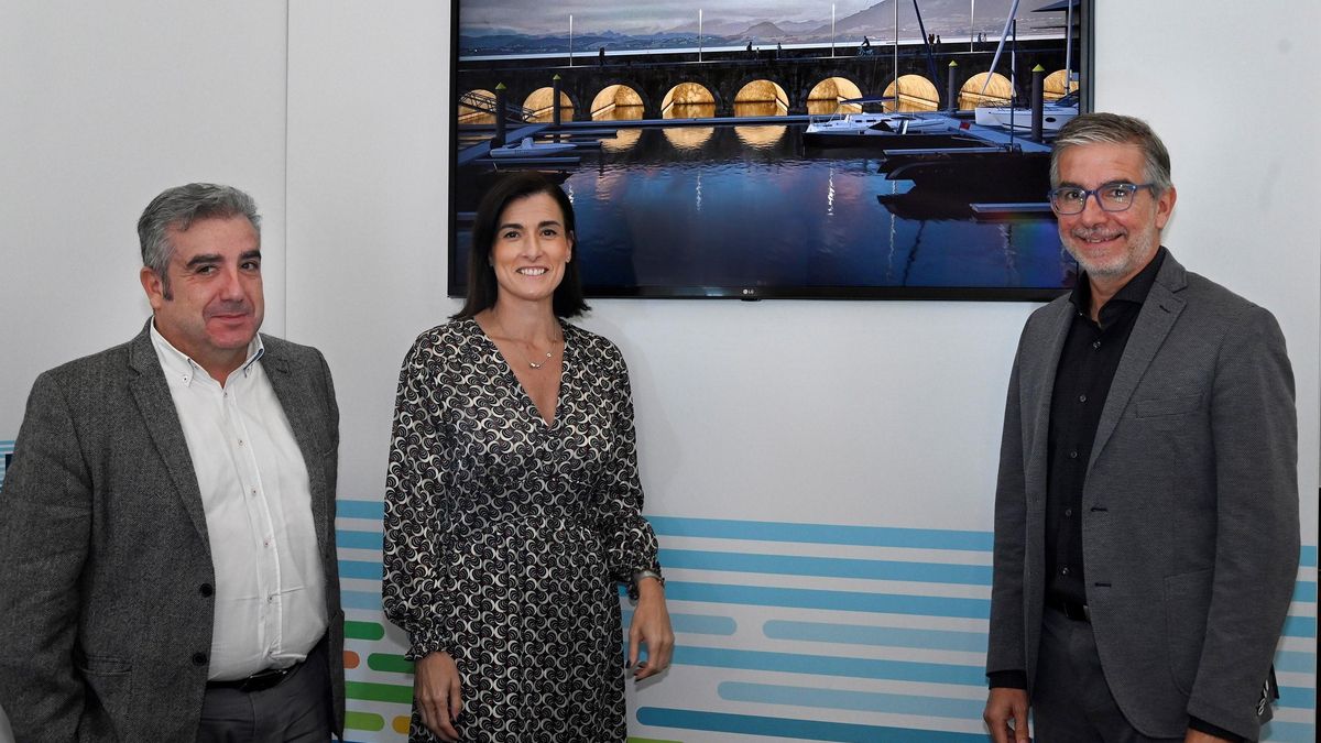 El concejal de Fomento de Santander, Agustín Navarro  (izda); la alcaldesa, Gema Igual, y el presidente del Puerto, César Díaz, presentan la rehabilitación de la Dársena de Molnedo