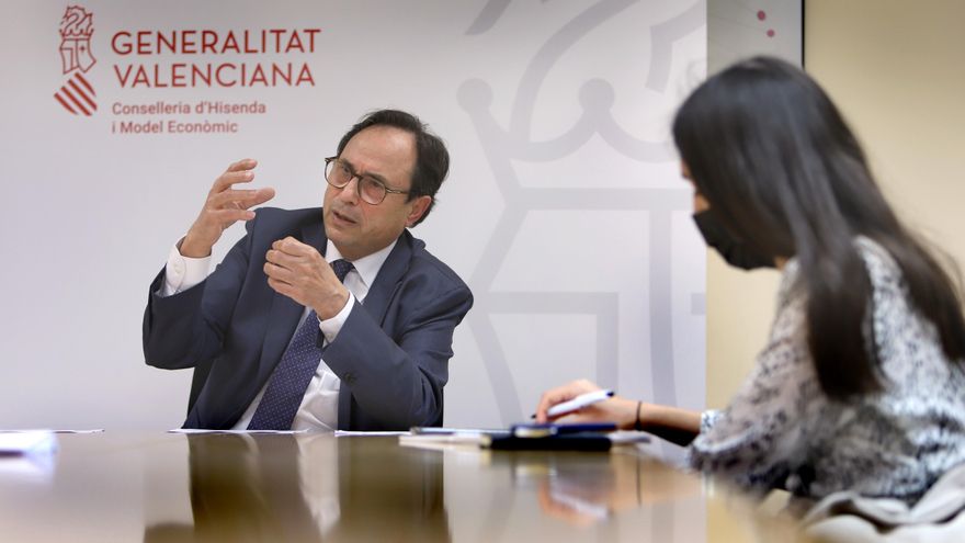 Un instante de la entrevista a Vicent Soler en la Conselleria de Hacienda. / Jesús Císcar.
