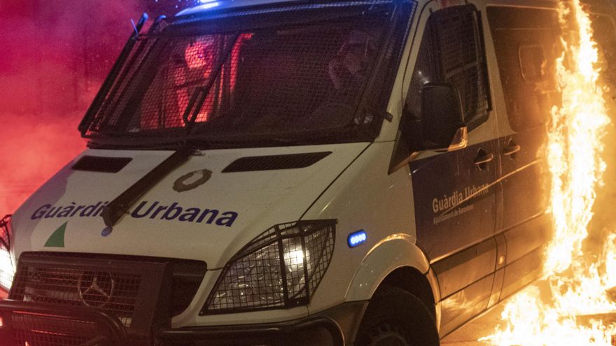Los Mossos atribuyen un intento de homicidio a los detenidos por quemar un furgón de la Guardia Urbana con un agente dentro