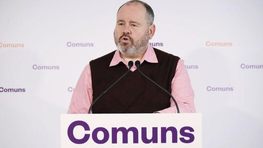 Archivo - El portavoz de los Comuns, Joan Mena, en rueda de prensa