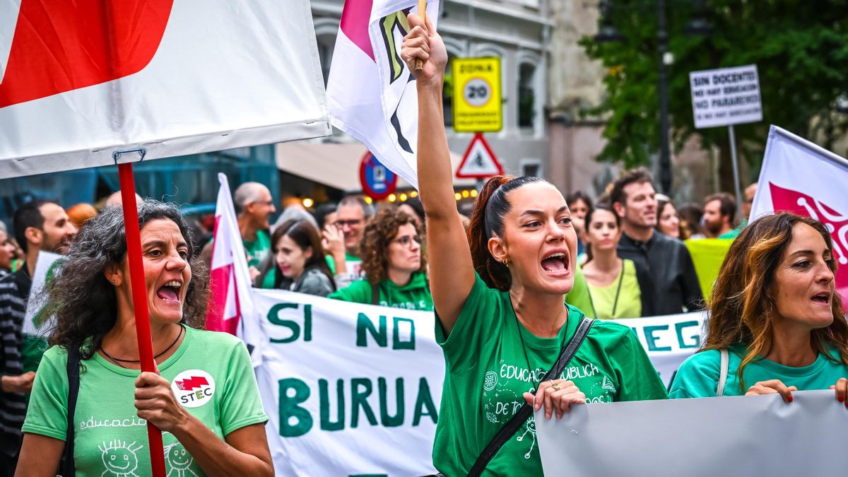 Maestras entonan consignas de reivindicación durante la manifestación en Santander.