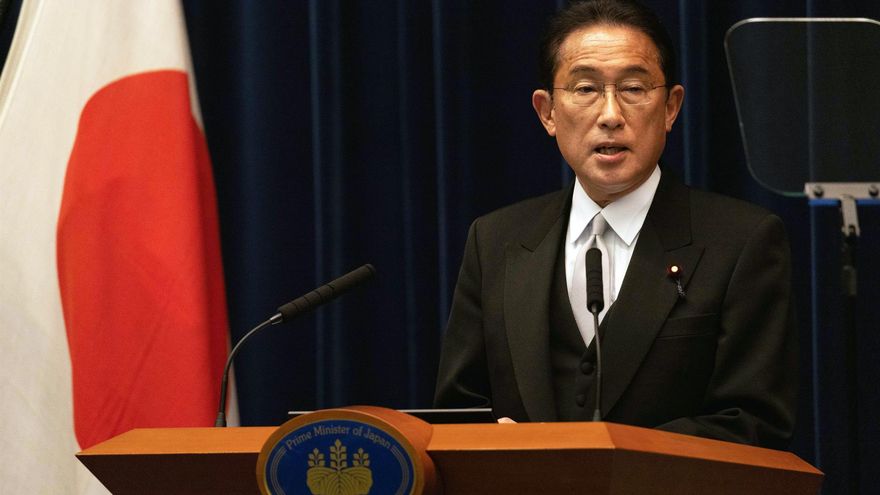 El primer ministro de Japón, Fumio Kishida, anunció hoy que el país endurecerá más sus medidas de control fronterizo debido a la nueva variante ómicron del coronavirus.