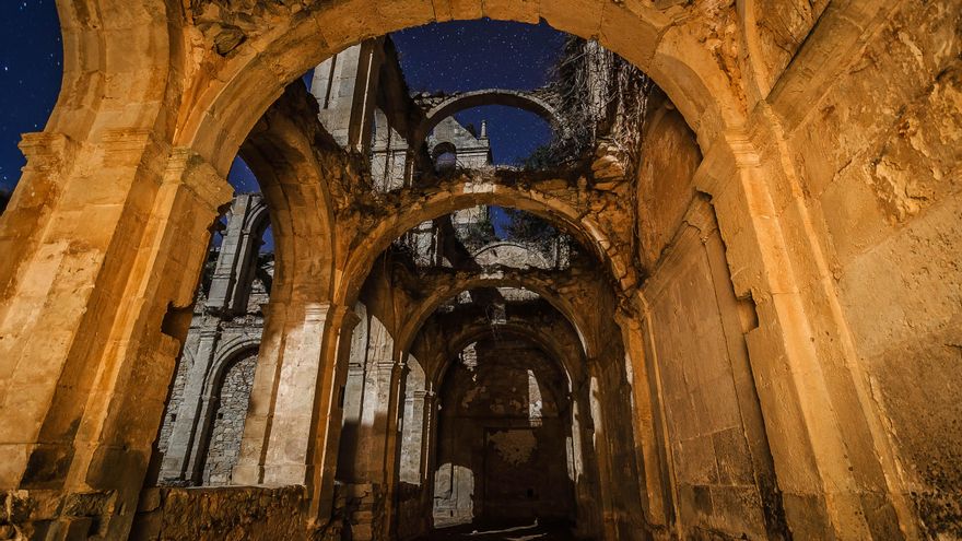 El claustro de Santa María de Rioseco, de noche