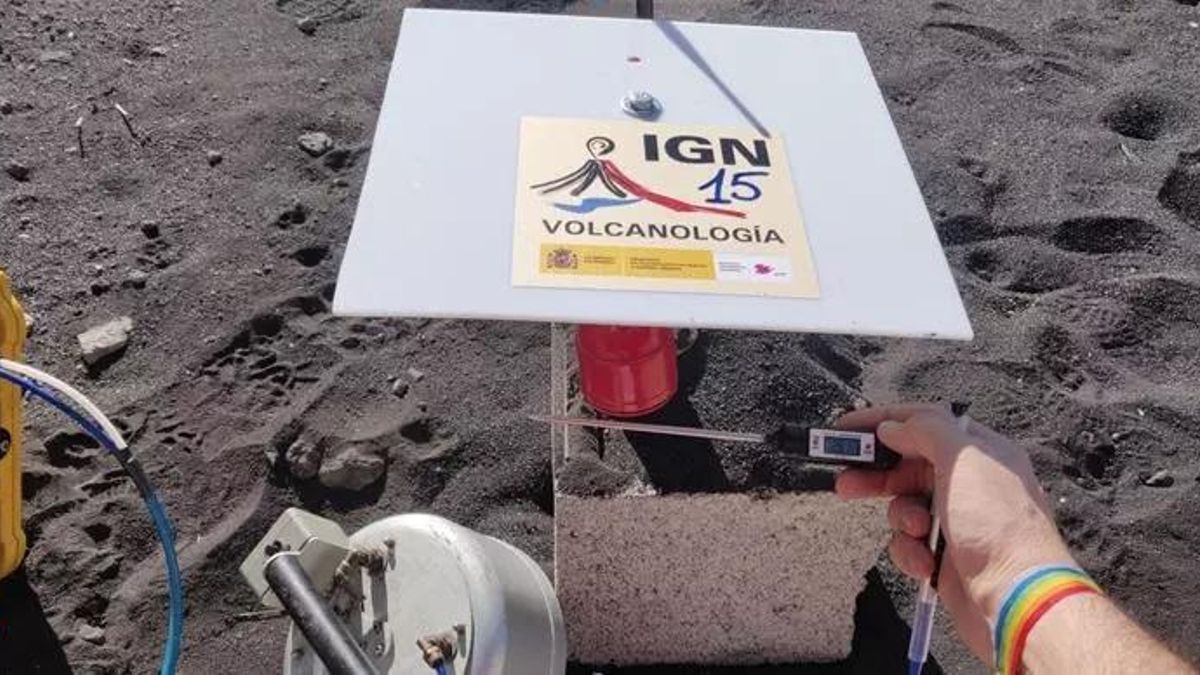 Imagen de archivo de uno de los sensores de gases instalado en Puerto Naos por el Instituto Geográfico Nacional.