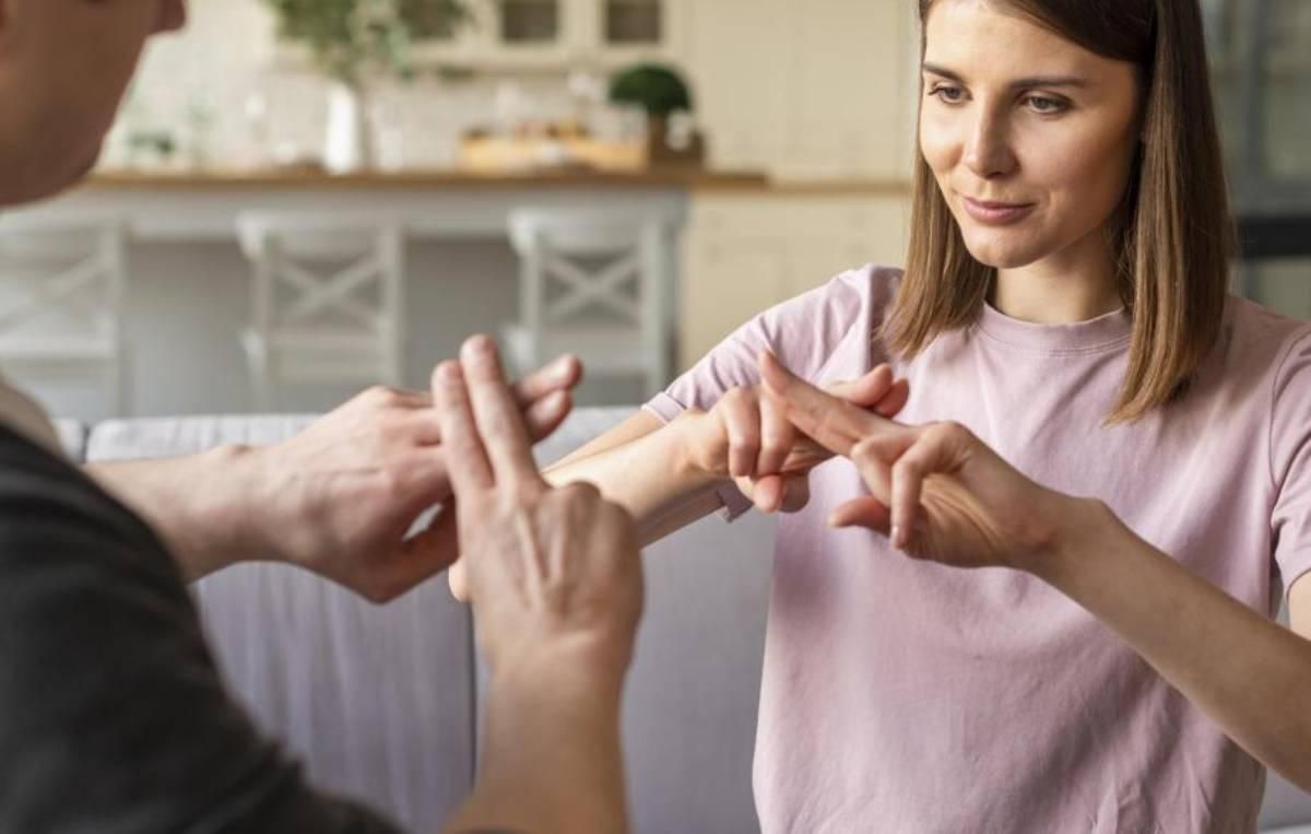Personas hablando lenguaje de signos.