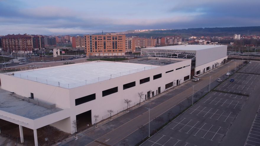 Vista aérea con detalle de las plazas de aparcamiento del nuevo centro comercial en León.