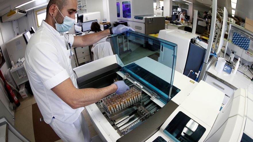 Técnicos de laboratorio del Complejo Hospitalario de Navarra procesan muestras serológicas para su posterior análisis. EFE/Jesús Diges/Archivo