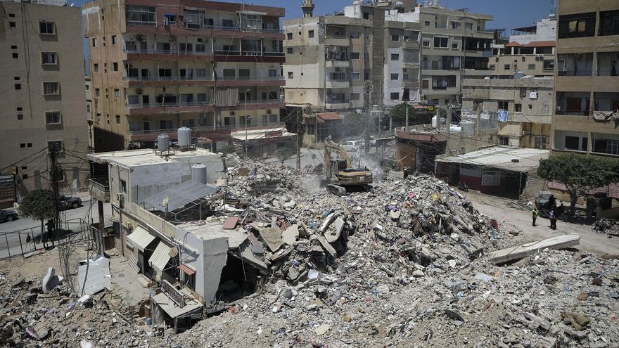 - Resultado del ataque israelí contra edificios residenciales en la ciudad de Tiro, sur de Líbano, minutos antes de la entrada en vigor del alto el fuego y donde al menos 30 personas murieron y una sigue desaparecida. Una semana después, los equipos de rescate aún buscan entre los escombros de cinco edificios colindantes que se vinieron completamente abajo minutos antes de la entrada en vigor del alto el fuego con Israel, en la peor tragedia de la guerra para la histórica ciudad de Tiro, en el sur del Líbano. EFE/ Edgar Gutiérrez