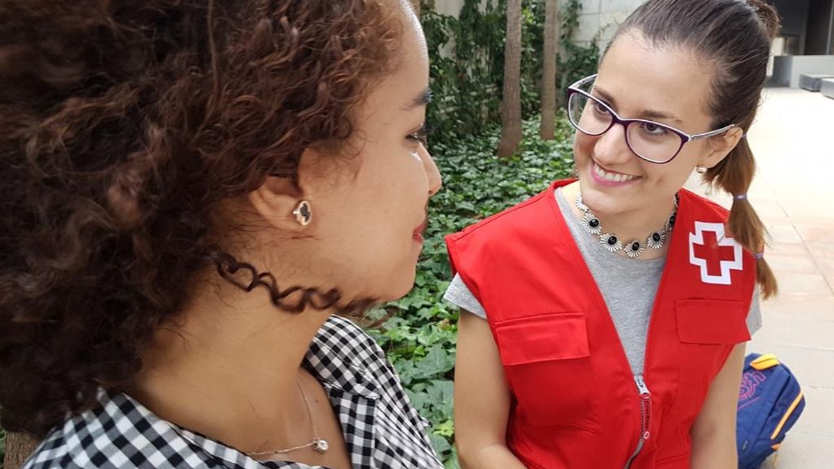 Una voluntaria de Cruz Roja con una joven extutelada de València.