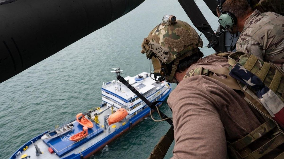 Marines estadounidenses vigilan una embarcación en el Caribe