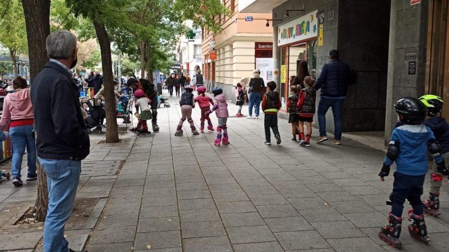 Niños practicando sobre los patines en las aceras de Fuencarral
