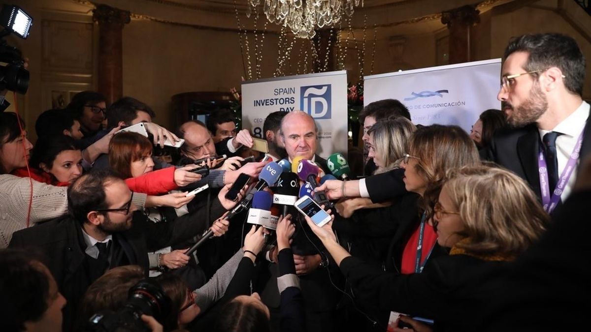 Luis de Guindos en un corrillo con periodistas en el marco de la VIII edición del foro 'Spain Investors Day'