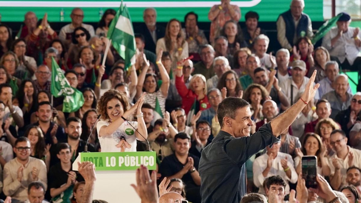 María Jesús Montero comparte un mitin en Cártama (Málaga) con Pedro Sánchez, en la campaña de las andaluzas.