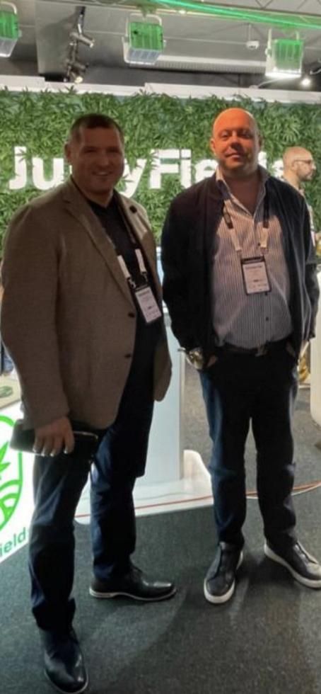 Bitner junto a al CEO de Juicy Fields Alan Glanse, en una feria de cannabis en la que promocionaban el fraude