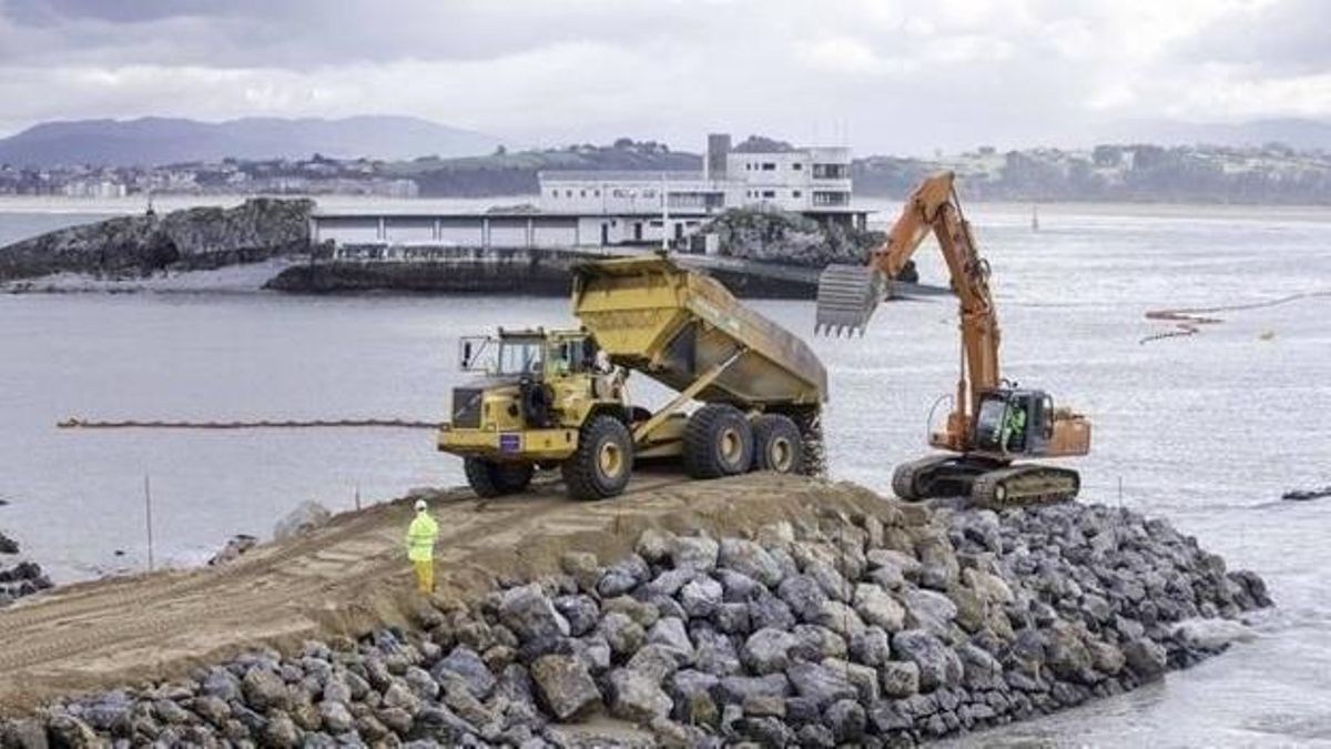 Trabajos de construcciones de los espigones en la Bahía de Santander.