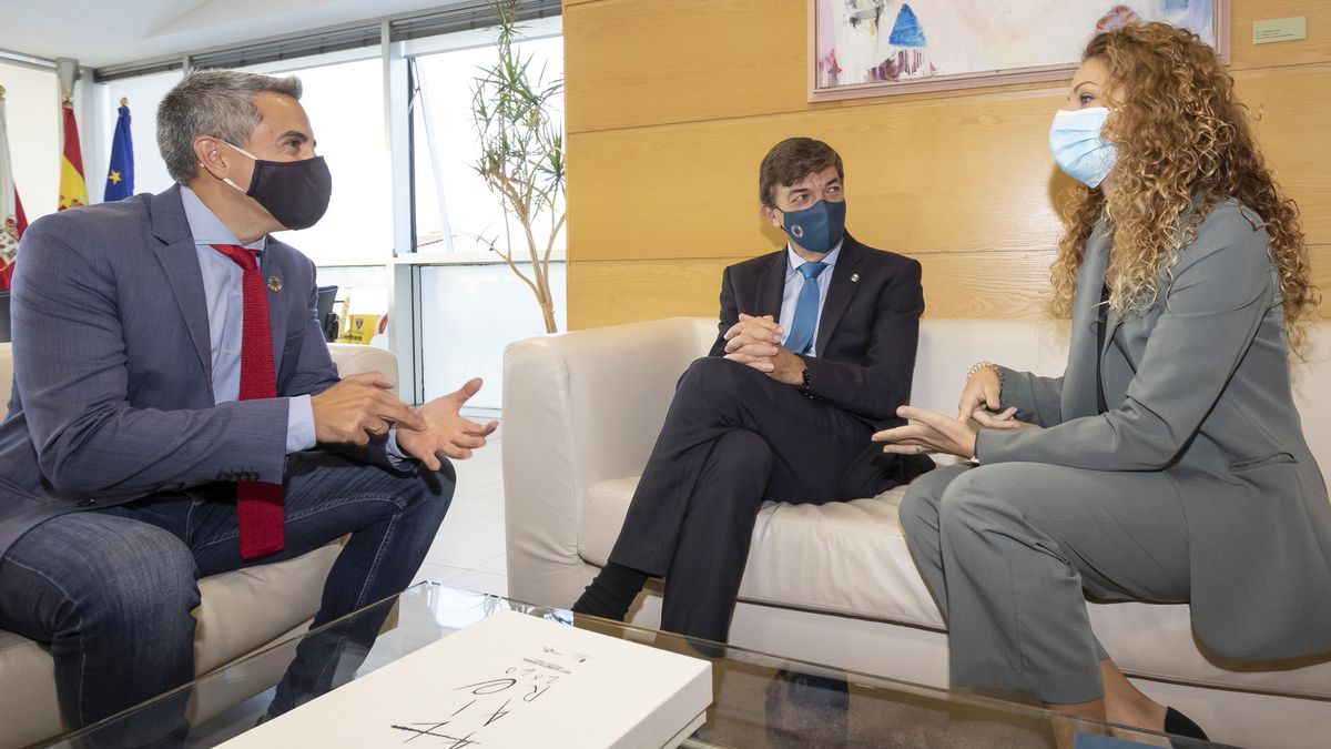 El nuevo rector de la UIMP, Carlos Andradas (centro), el vicepresidente de Cantabria, Pablo Zuloaga, y la delegada del Gobierno, Ainoa Quiñones