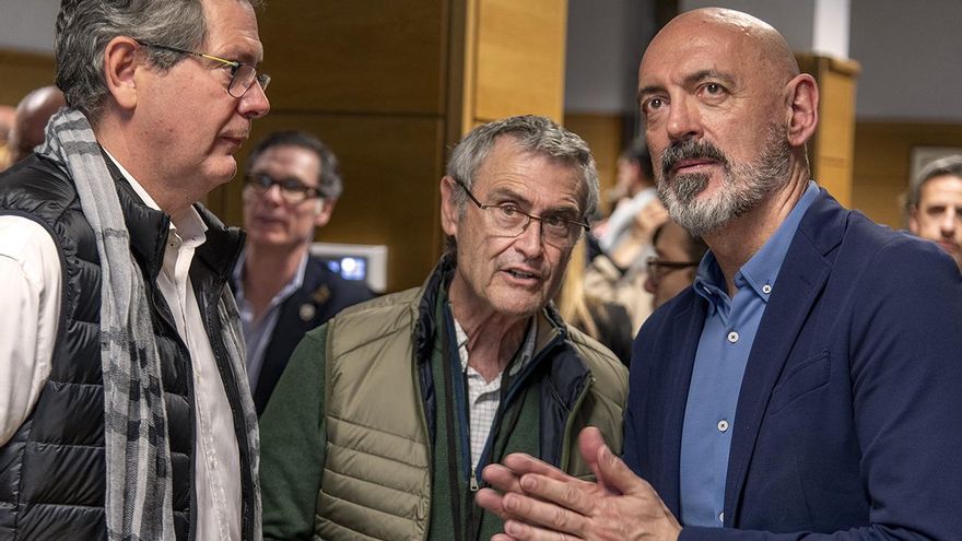 Joaquín Goyache, con su equipo de campaña siguiendo la primera vuelta de las elecciones a rectorado de la UCM el pasado martes.