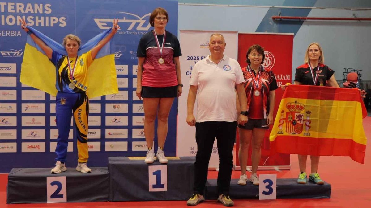 María Vintila, con la bandera de España en el acto de entrega de medallas.