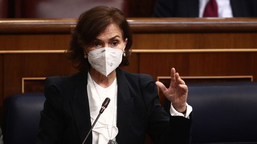 Archivo - La vicepresidenta primera y ministra de la Presidencia, Relaciones con las Cortes y Memoria Democrática, Carmen Calvo, interviene durante una sesión de control al Gobierno