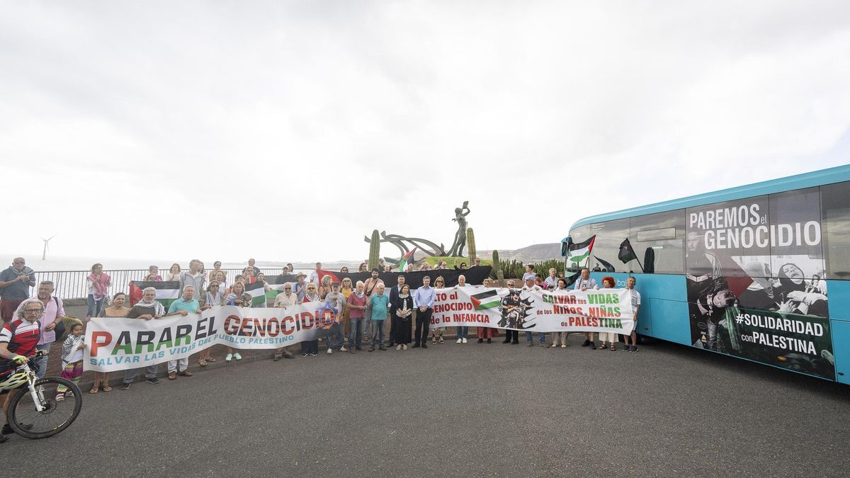Presentación de la guagua rotulada con un mensaje en contra del genocidio en Palestina.