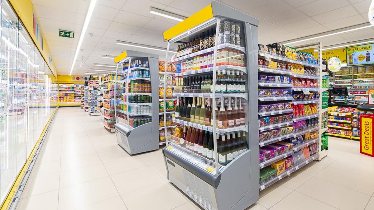 La tienda ofrece un amplio surtido de productos para los visitantes.