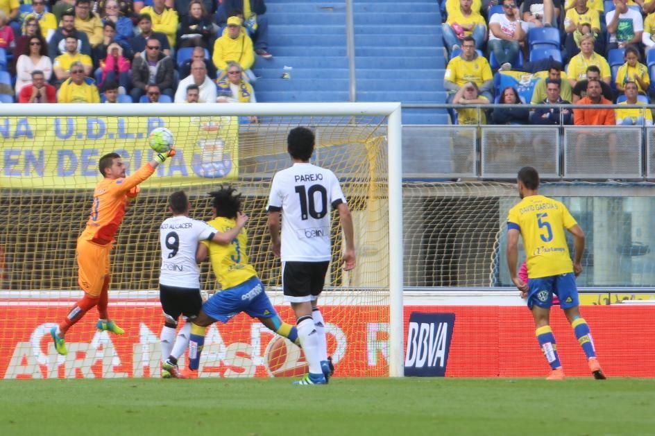 Partido entre la UD Las Palmas y el Valencia CF en el Estadio de Gran Canaria. (Alejandro Ramos).