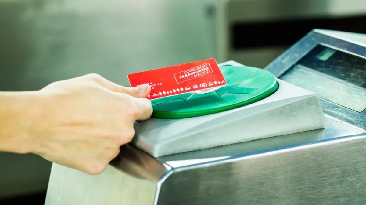 Una persona valida un viaje en un torno de Metro
