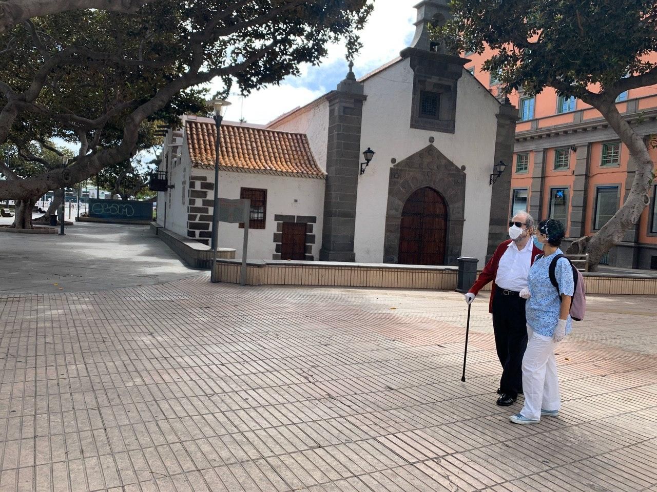 Los mayores se dejan ver en las calles en el primer día de alivio del confinamiento