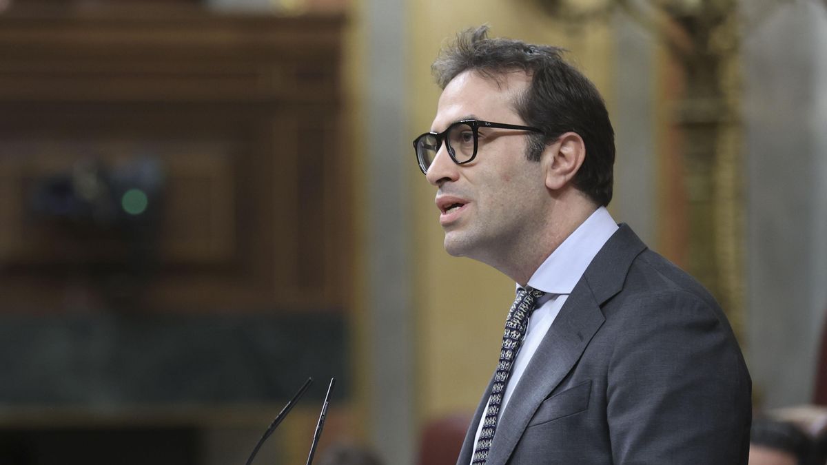 El ministro de Economía, Comercio y Empresa, Carlos Cuerpo, interviene durante el pleno en el Congreso de los Diputados del 26 de marzo.