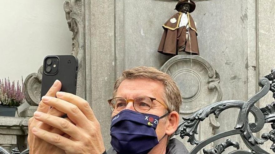 El expresidente de la Xunta, Alberto Núñez Feijóo, haciéndose un 'selfi' ante el Manneken Pis en noviembre de 2021.