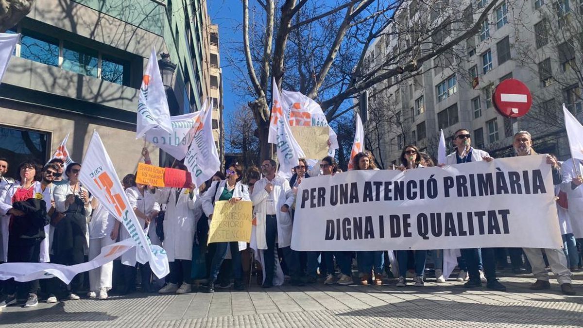 Protesta del sindicato médico CESM en la Conselleria de Sanidad.