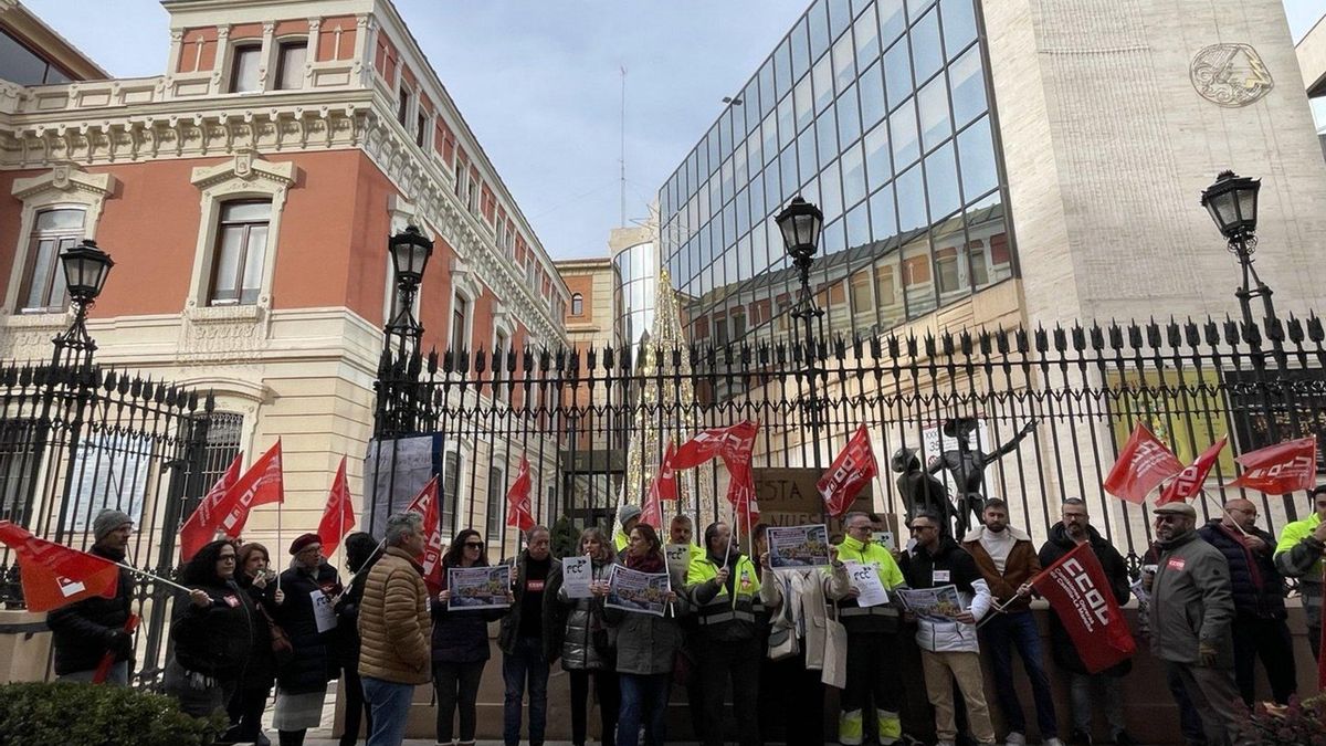 Concentración ante la Diputación de Albacete por la huelga en el servicio de recogida de envases en la que denuncian la "cerrazón" de la empresa adjudicataria